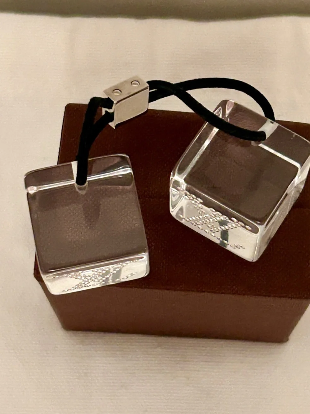 Louis Vuitton Crystal Hair Cubes, Collectable, like New! In original box - Picture 3 of 4